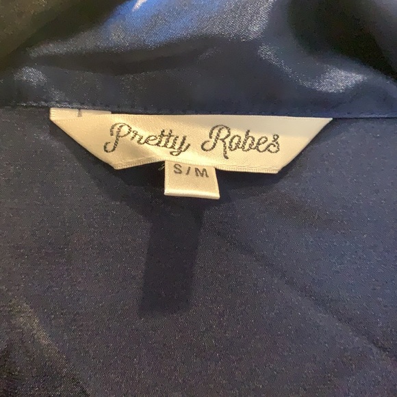 Like new Pretty robes robe - Picture 2 of 3